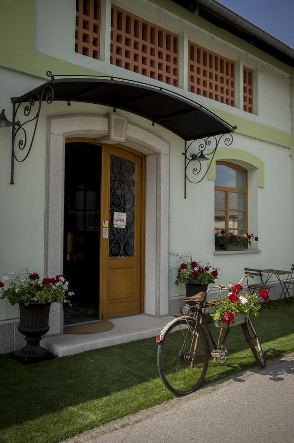 Hostel Hisa Na Travniku Dob Экстерьер фото